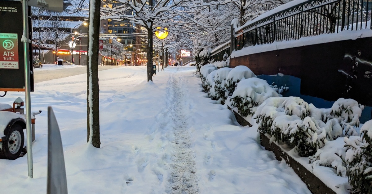 2022-12-20 Downtown Vancouver snow report (w/ Grouse report too)