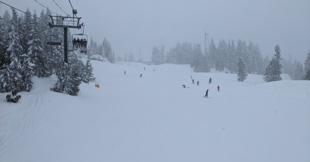 2023-04-20 Grouse mountain snow report